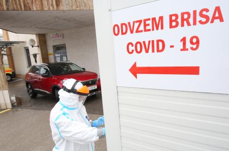 TESTIRANJE ZA  COVID 19 ZD CERKNICA 07 FOTO LJUBO VUKELIČ